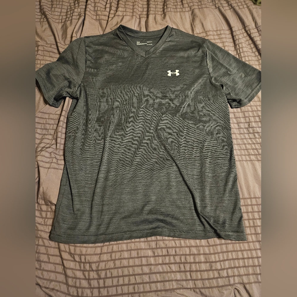 Under Armour Mens size Large gray shirt